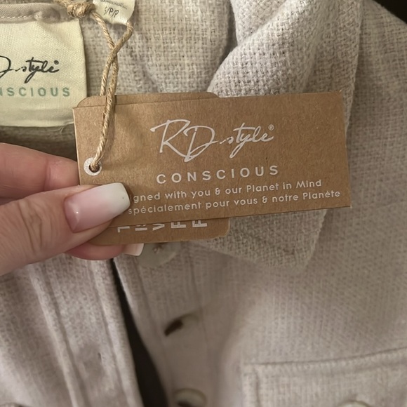 Beautiful RD style cropped shacket in beige - Picture 2 of 4